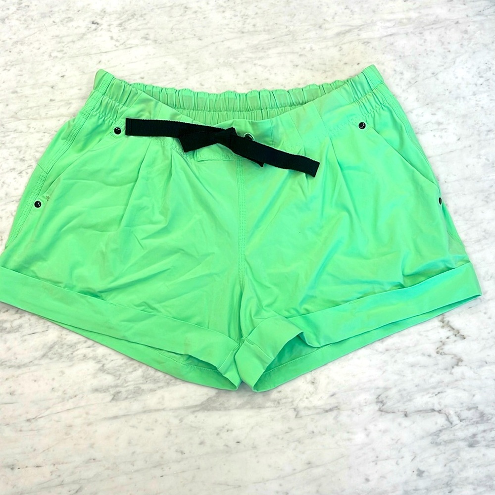 Lululemon! Excellent condition, cuffed short with pockets and pleats!